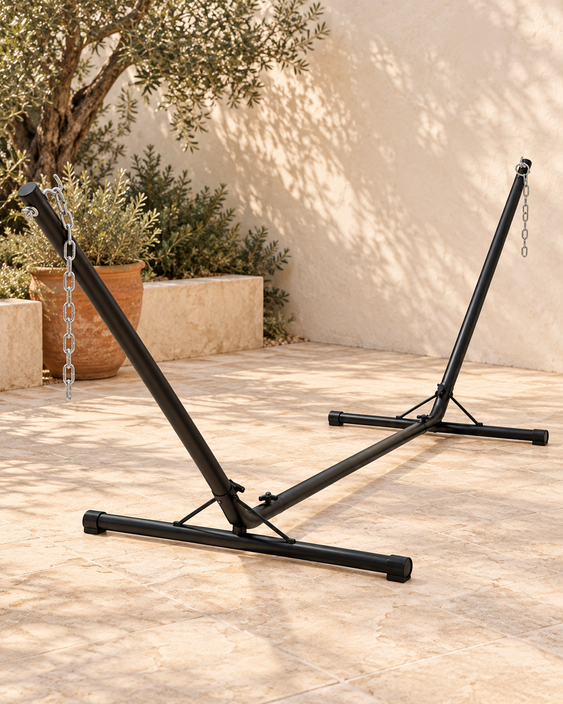 Support de hamac en acier noir seul sur une terrasse beige Image