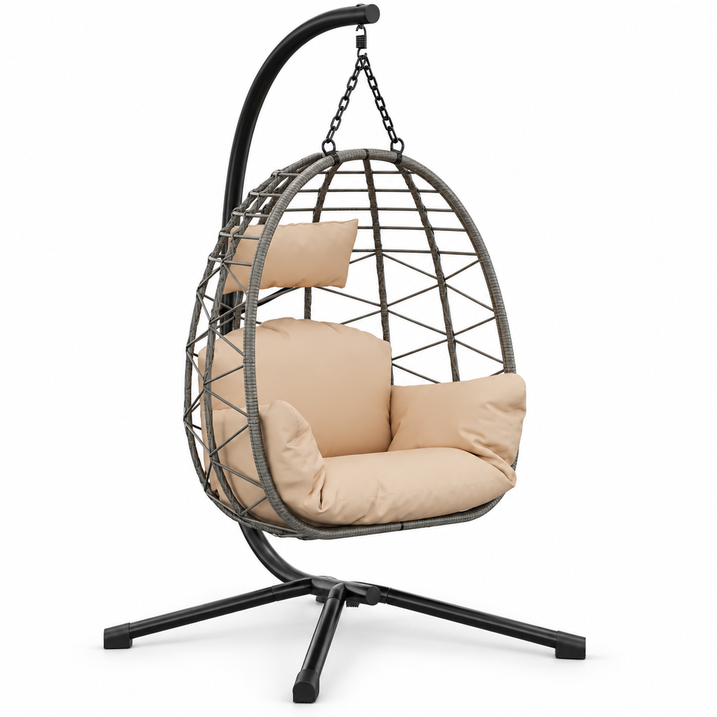 Fauteuil suspendu en rotin gris avec coussins beige et pied noir, sur fond blanc
