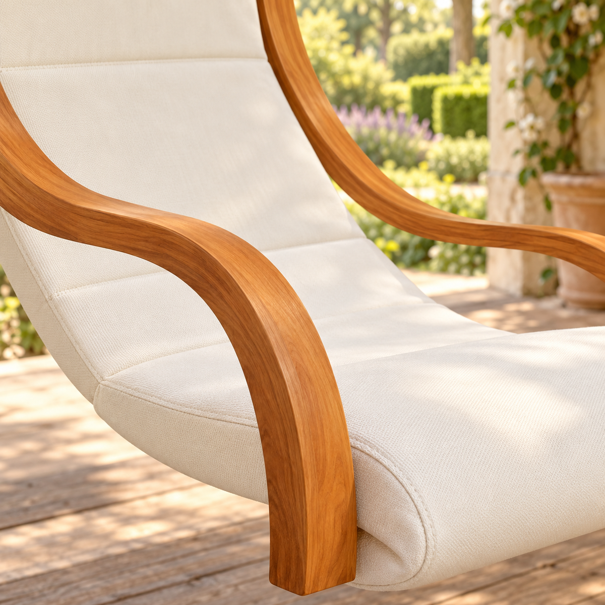 Détail du coussin crème et de la courbe du bois du fauteuil suspendu