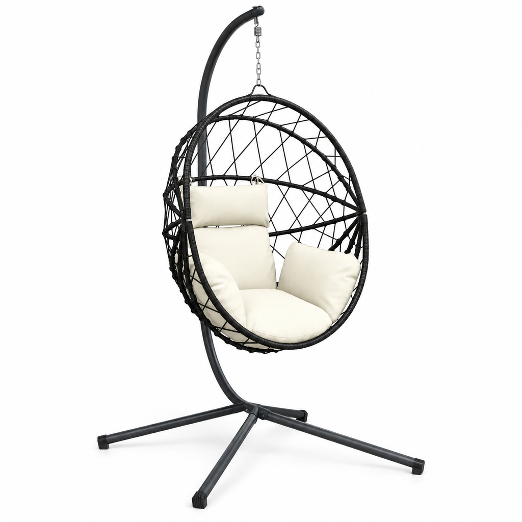 Fauteuil œuf sur pied en rotin foncé avec coussins crème sur fond blanc