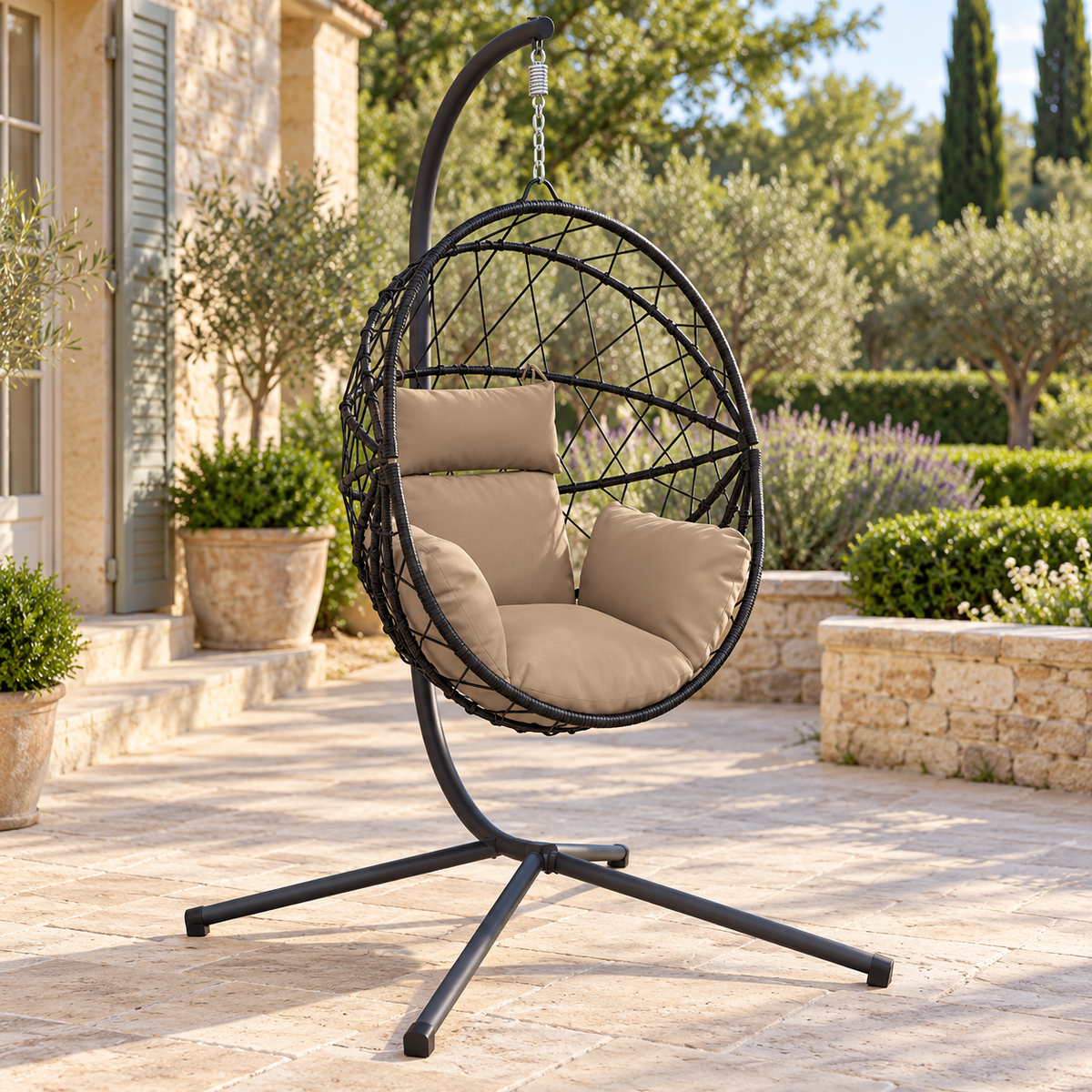 Fauteuil œuf sur pied en rotin foncé avec coussins taupe vue sous un autre angle