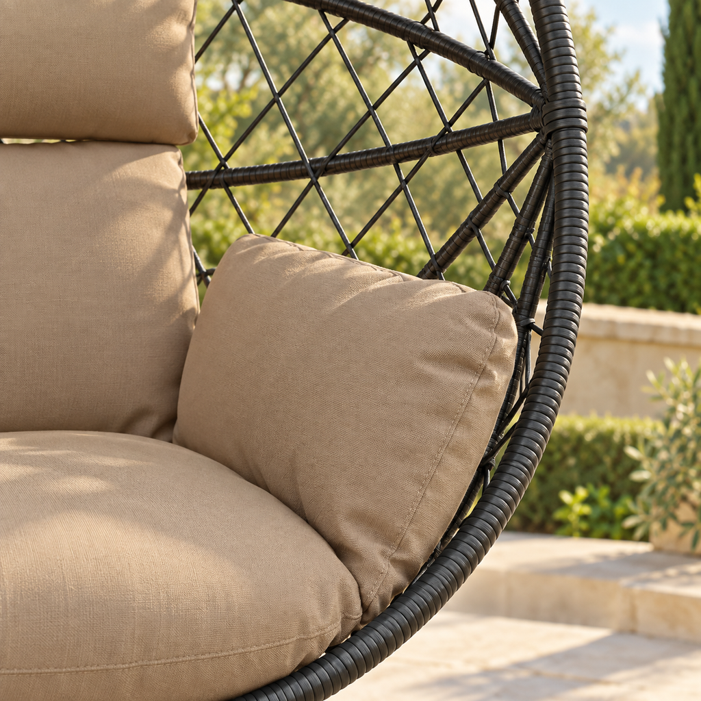 Détail des matières et des coussins de la fauteuil œuf sur pied en rotin foncé avec coussins taupe