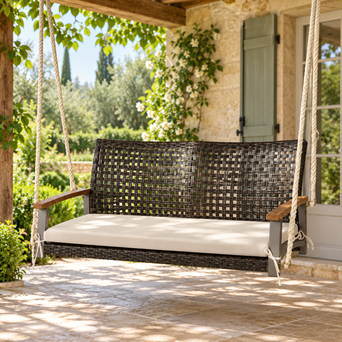 Balancelle suspendue en résine brune avec coussin écru vue sous un autre angle