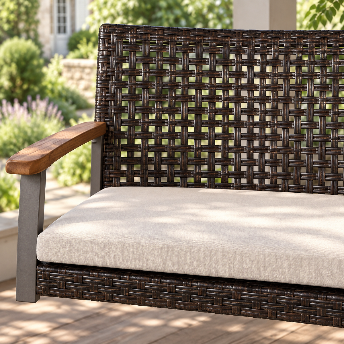 Détail des matières et des coussins de la balancelle suspendue en résine brune avec coussin écru