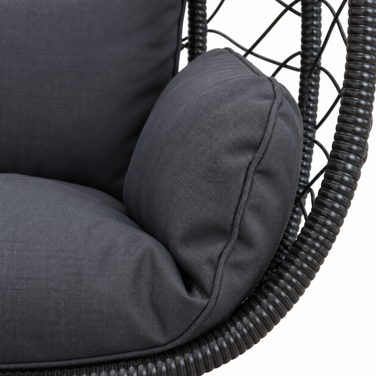 Détail des matières de fauteuil œuf noir sur pied avec coussins anthracite