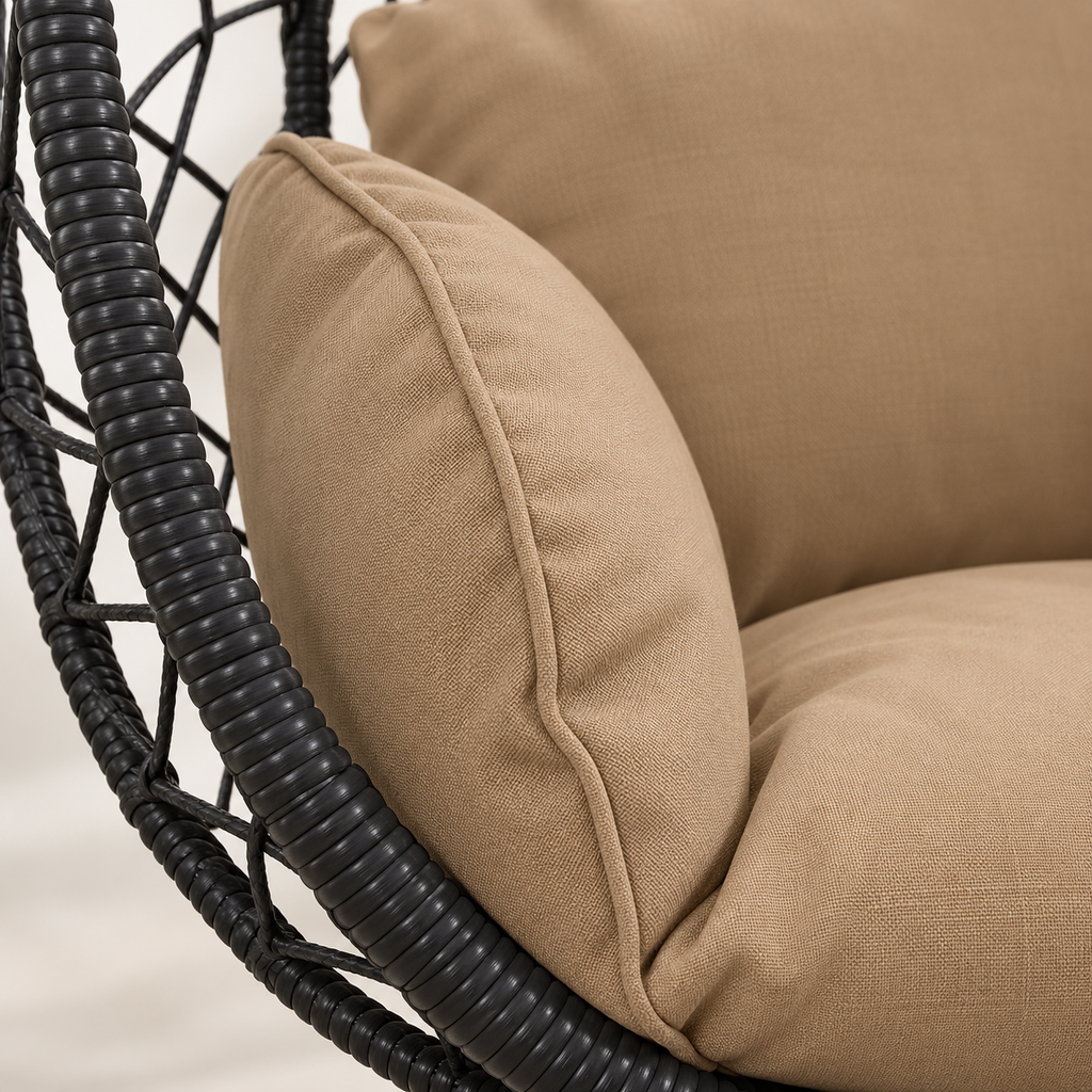 Détail des matières de fauteuil œuf noir sur pied avec coussins taupe