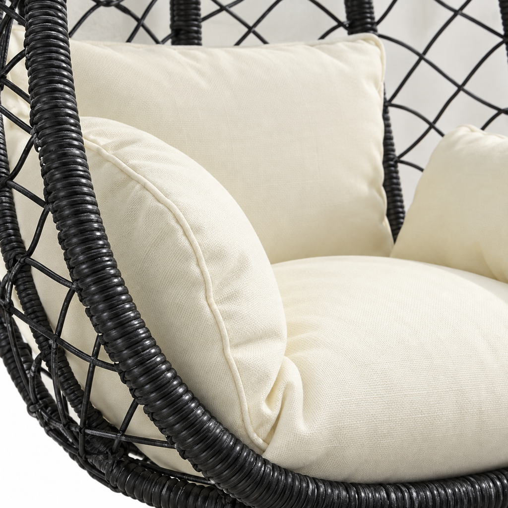 Détail des matières de fauteuil œuf noir sur pied avec coussins blanc cassé