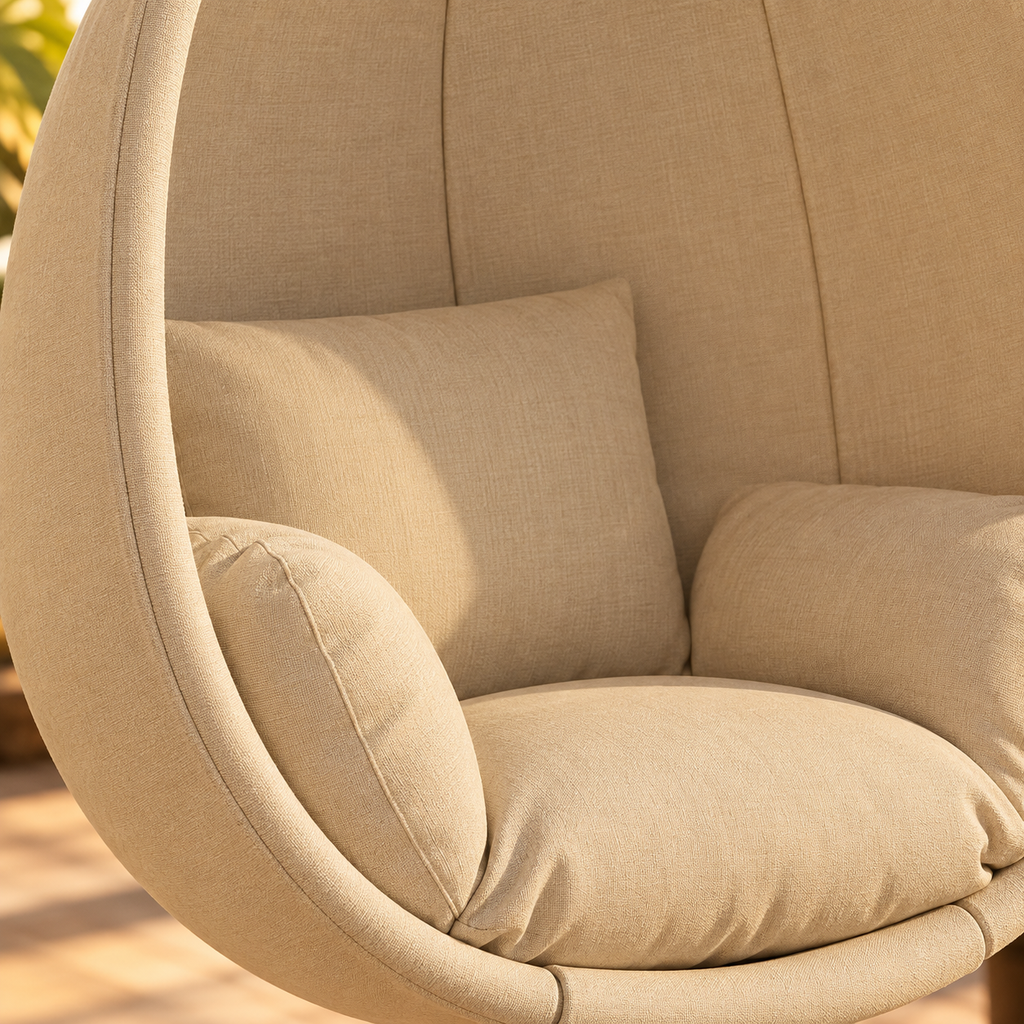 Détail des matières de fauteuil œuf en tissu beige sur pied noir