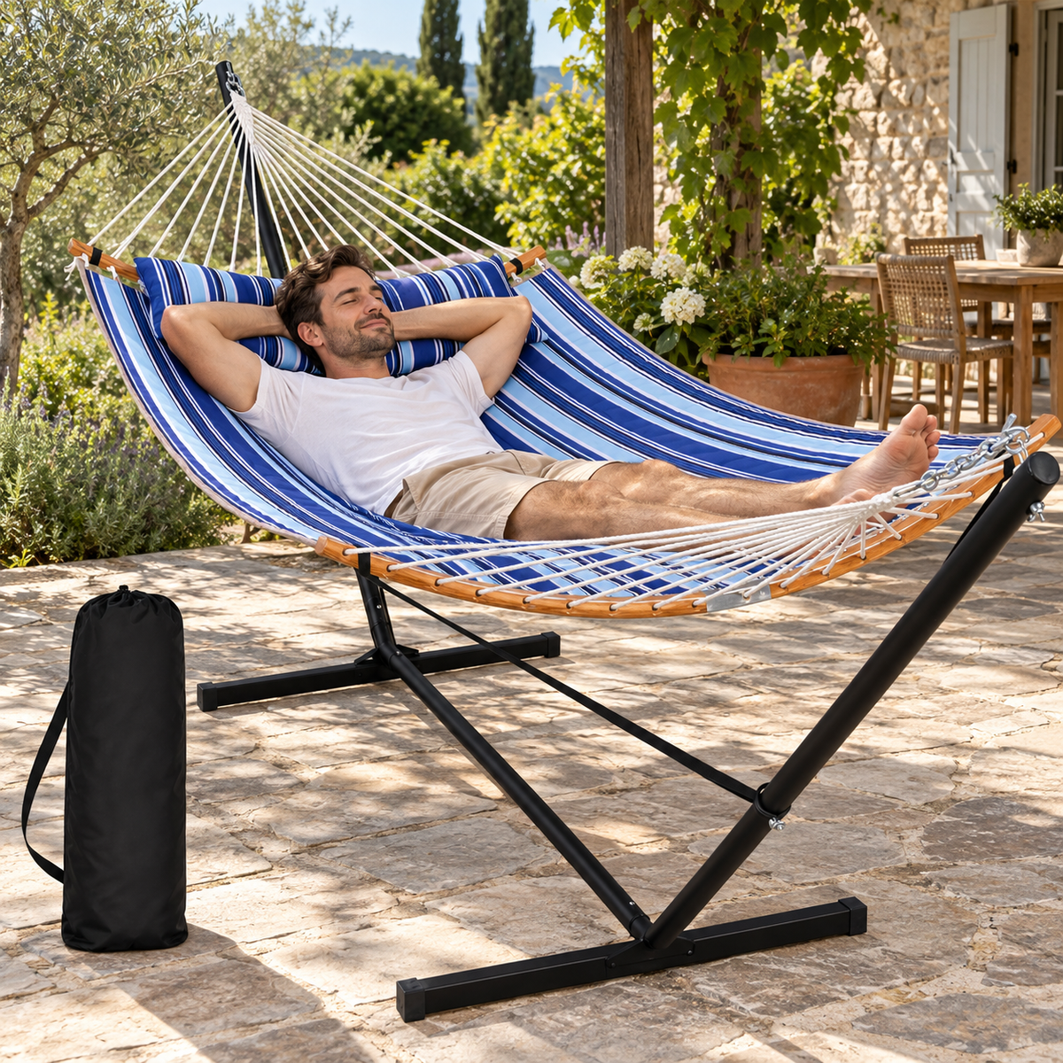 Hamac matelassé rayé bleu foncé avec support acier utilisé par une personne dans un jardin