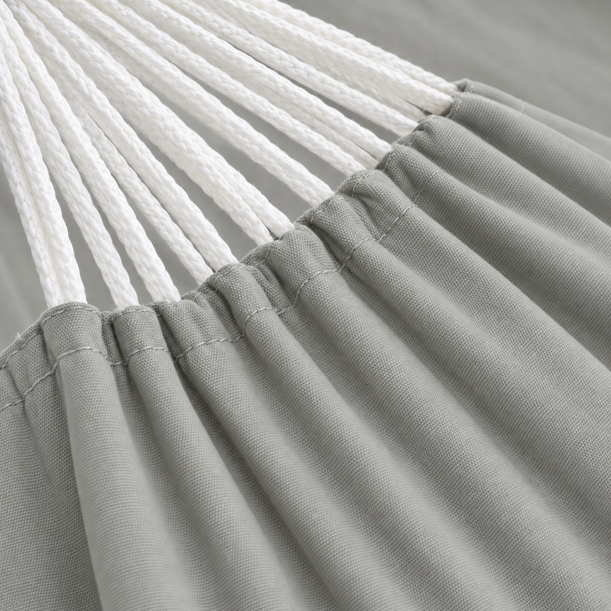 Zoom sur les matières : Hamac gris avec support acier noir