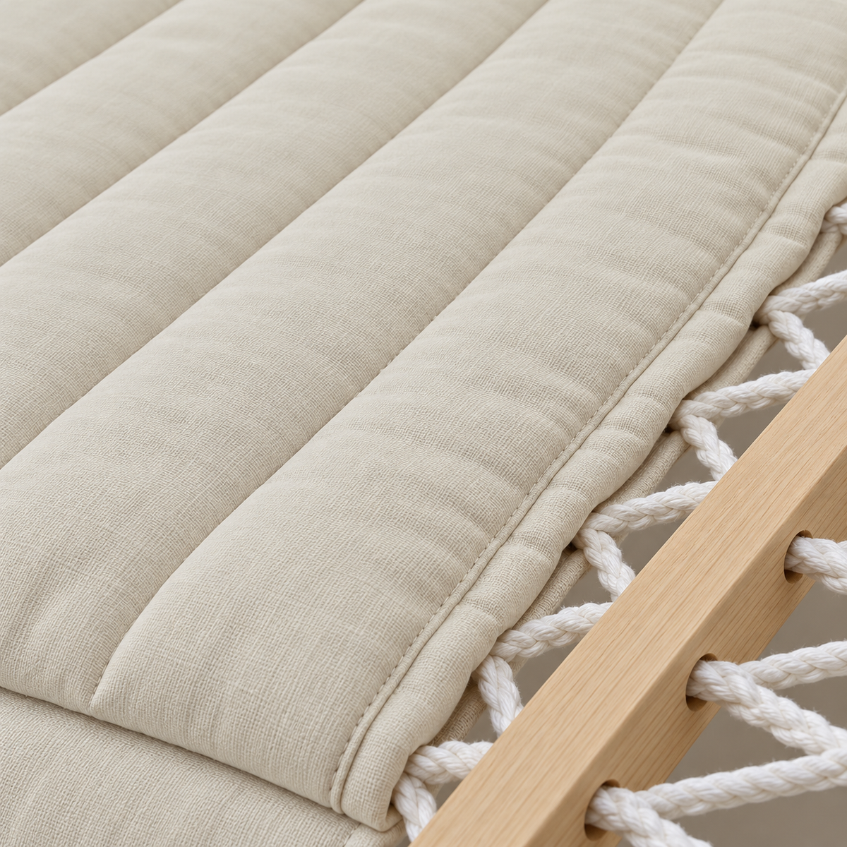 Zoom sur les matières : Hamac en corde beige uni avec matelas et support acier