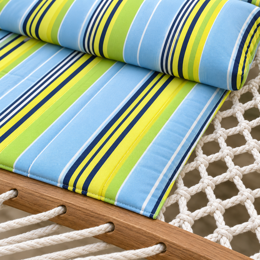 Zoom sur les matières : Hamac en corde rayé bleu vert jaune avec matelas et support acier