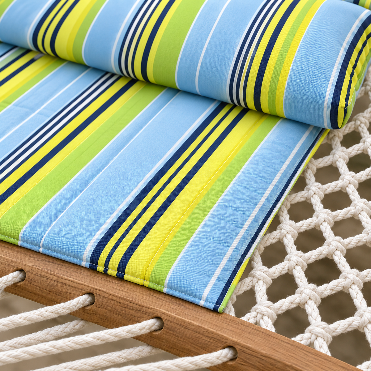 Zoom sur les matières : Hamac en corde rayé bleu vert jaune avec matelas et support acier