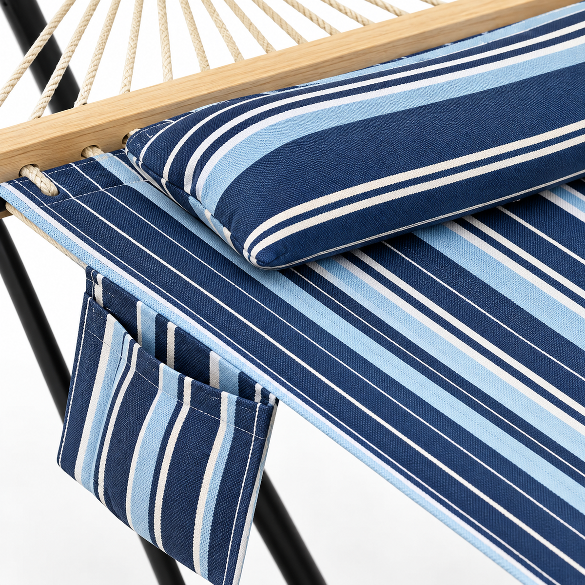 Zoom sur les matières : Hamac matelassé rayé bleu blanc avec support acier