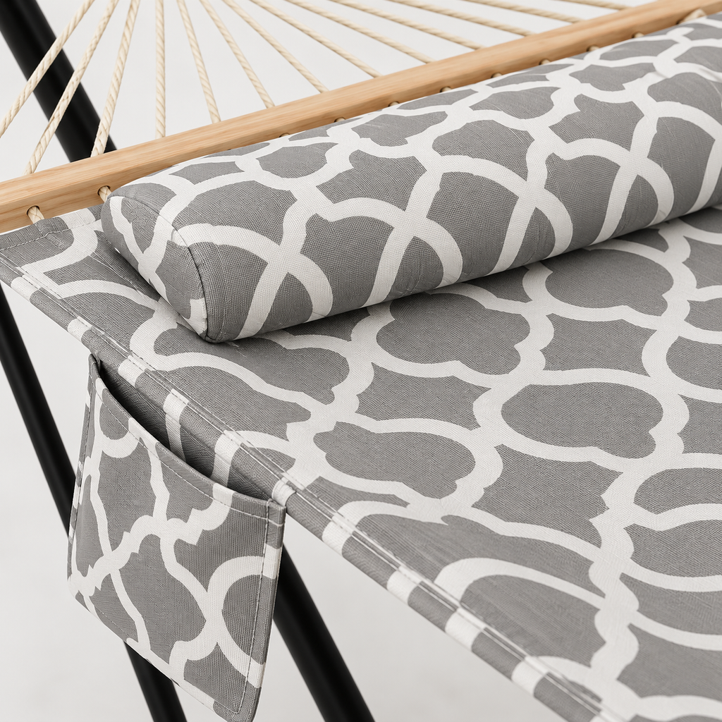 Zoom sur les matières : Hamac matelassé gris blanc à motif avec support acier