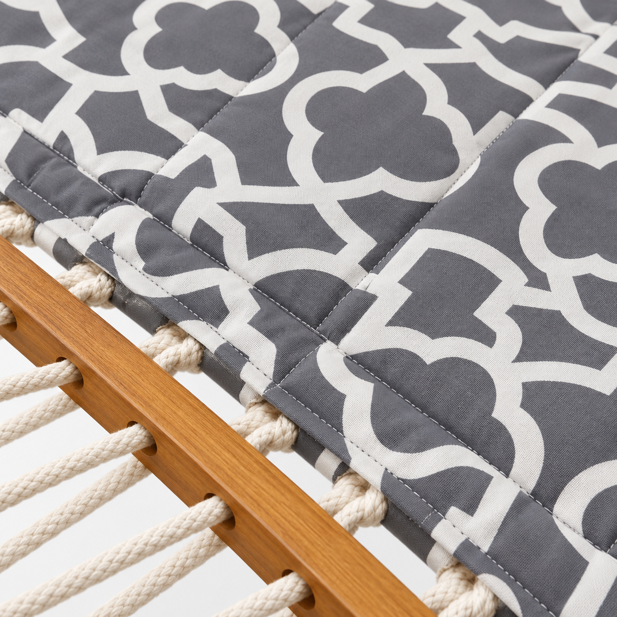 Zoom sur les matières : Hamac en corde gris clair à motif géométrique avec matelas et support acier