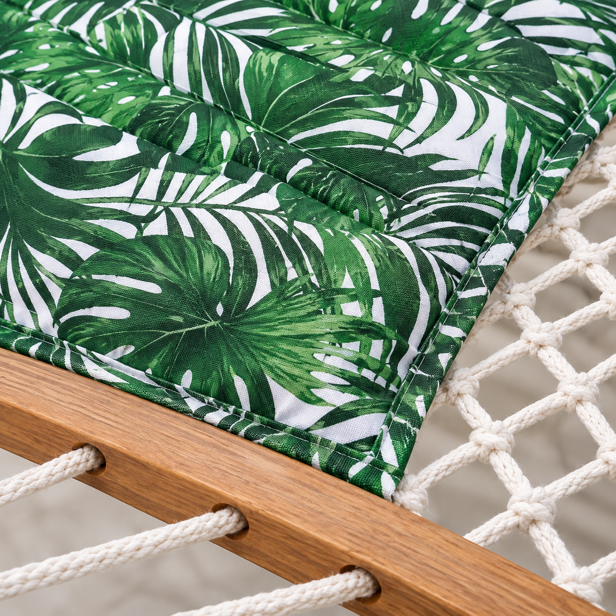 Zoom sur les matières : Hamac en corde à motif feuillage vert avec matelas et support acier