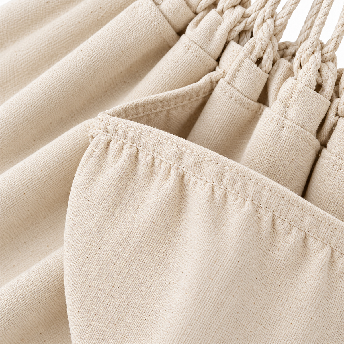 Zoom sur les matières : Hamac en coton écru avec poche et sac