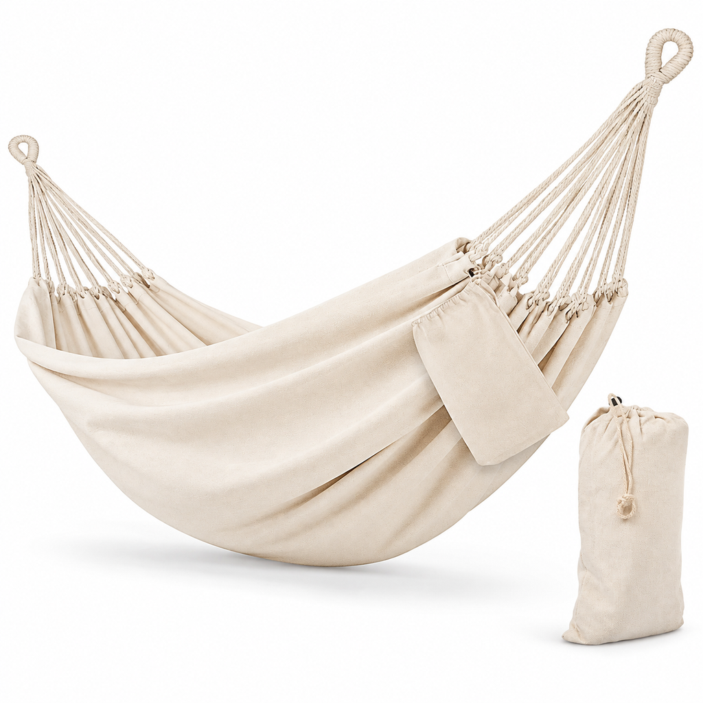 Hamac en coton écru avec poche et sac sur fond blanc