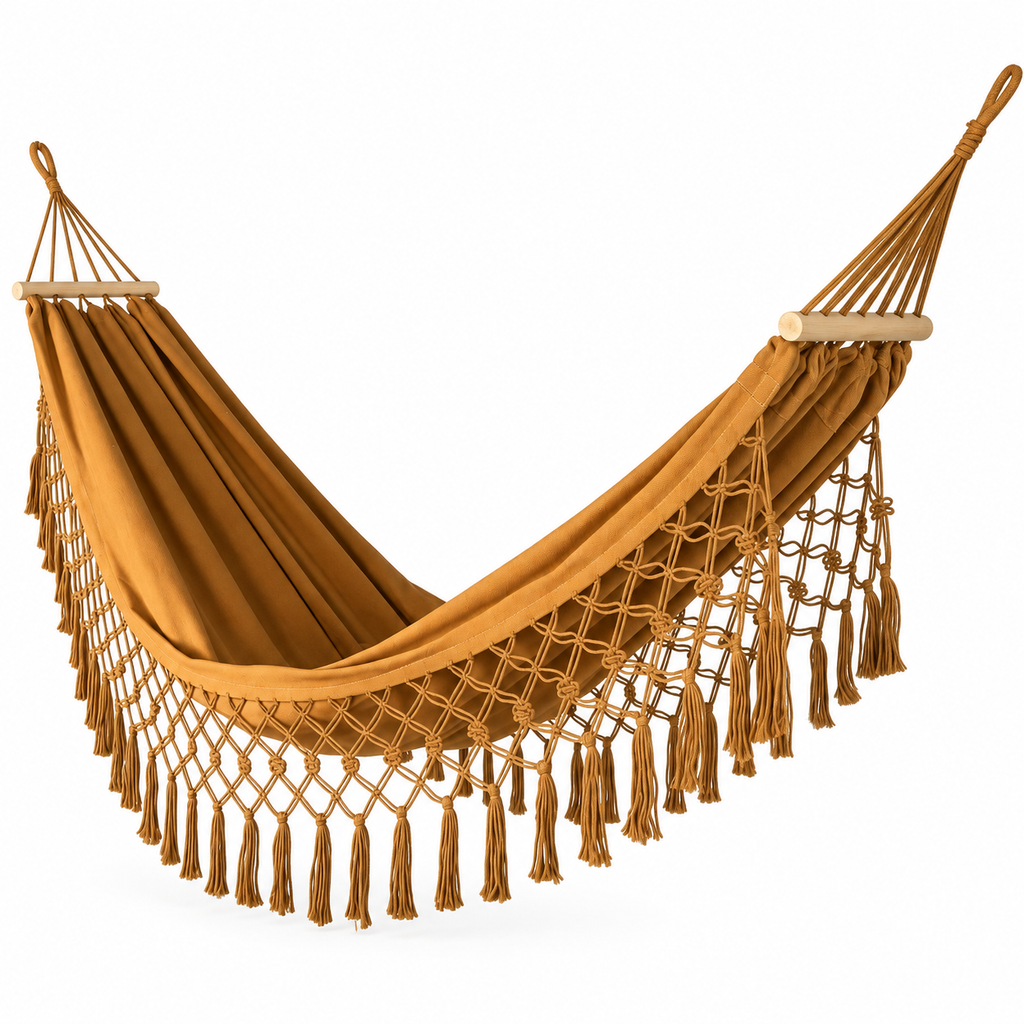 Hamac caramel à franges en macramé et barres courtes en bois sur fond blanc