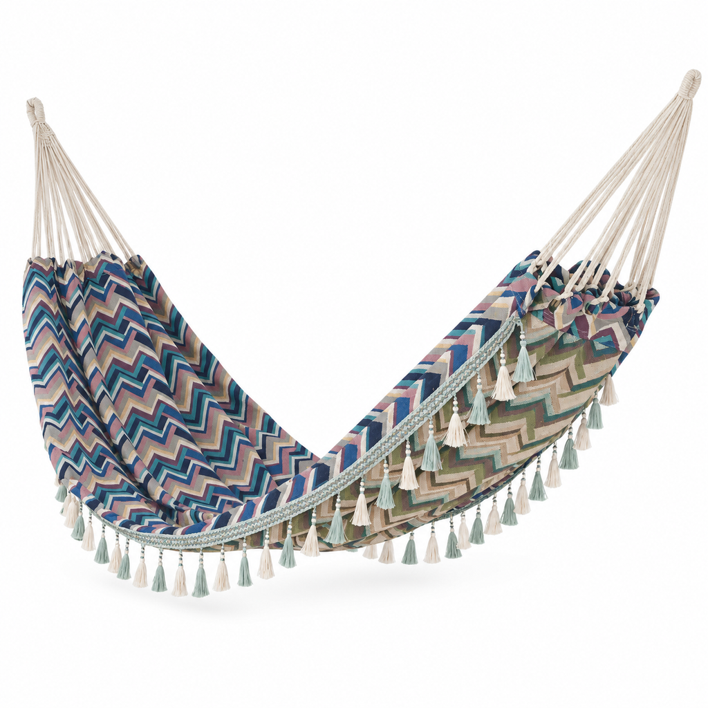 Hamac jacquard à chevrons bleu, violet et beige sur fond blanc