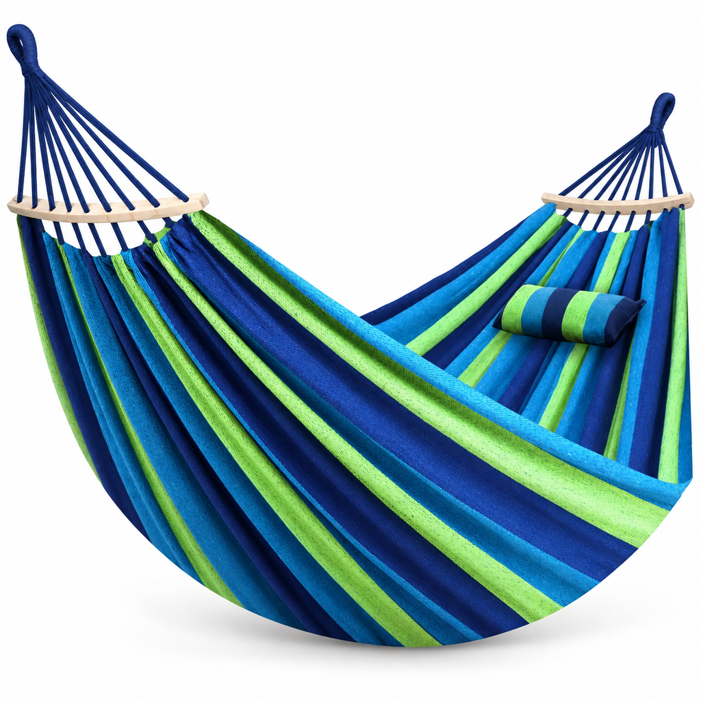 Hamac rayé bleu marine, bleu clair et vert avec barres en bois et oreiller sur fond blanc