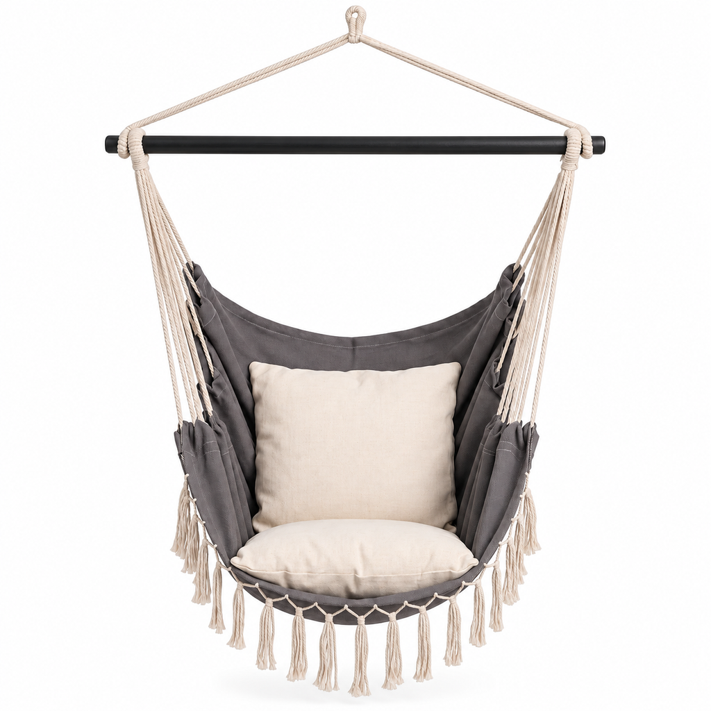 Chaise hamac gris foncé avec barre noire, franges et deux coussins écrus sur fond blanc