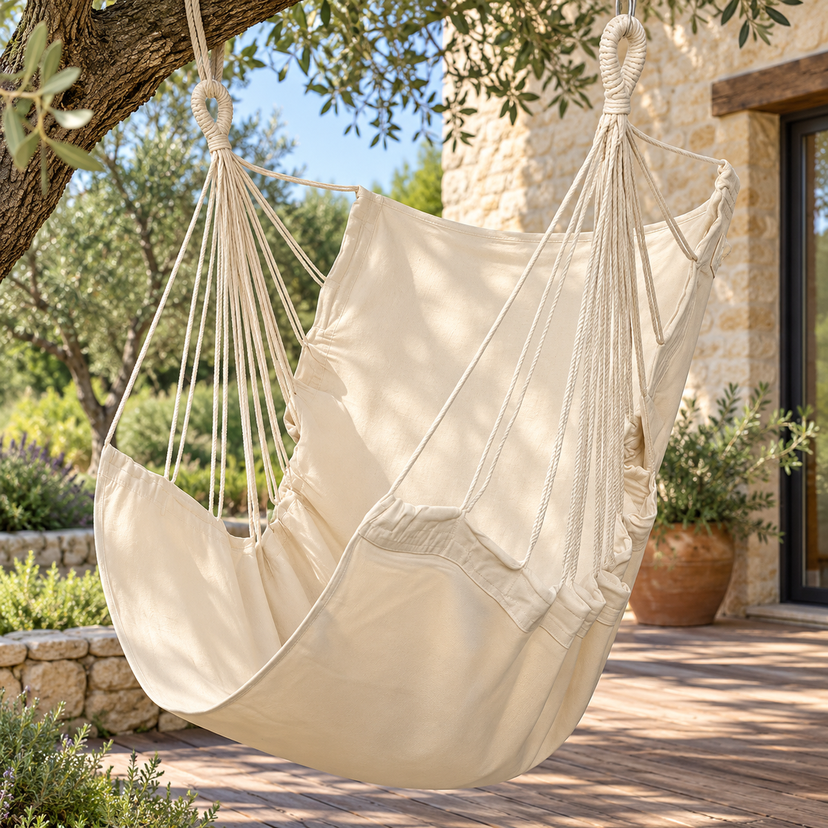 Chaise hamac en toile écrue sans barre, vue de trois quarts dans un jardin