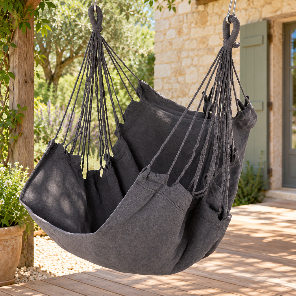 Chaise hamac en toile gris foncé sans barre, vue de trois quarts dans un jardin