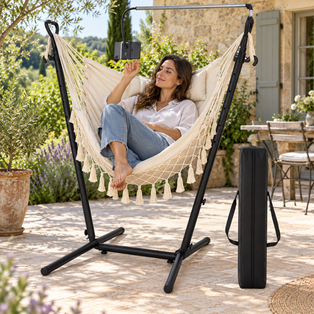 Chaise hamac écrue avec support réglable en utilisation dans un jardin ou sur une terrasse