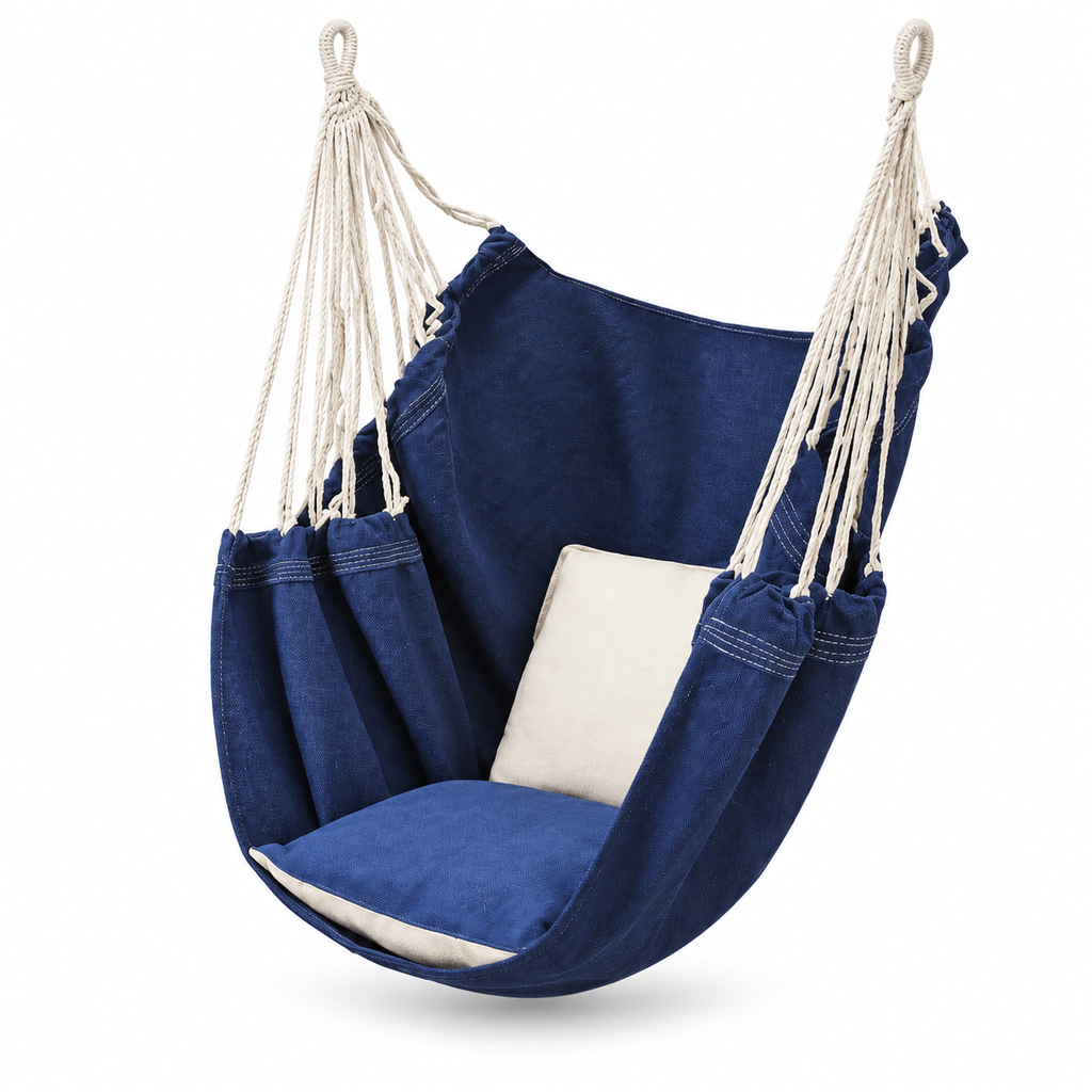 Chaise hamac bleu marine avec coussins bleus et blancs sur fond blanc