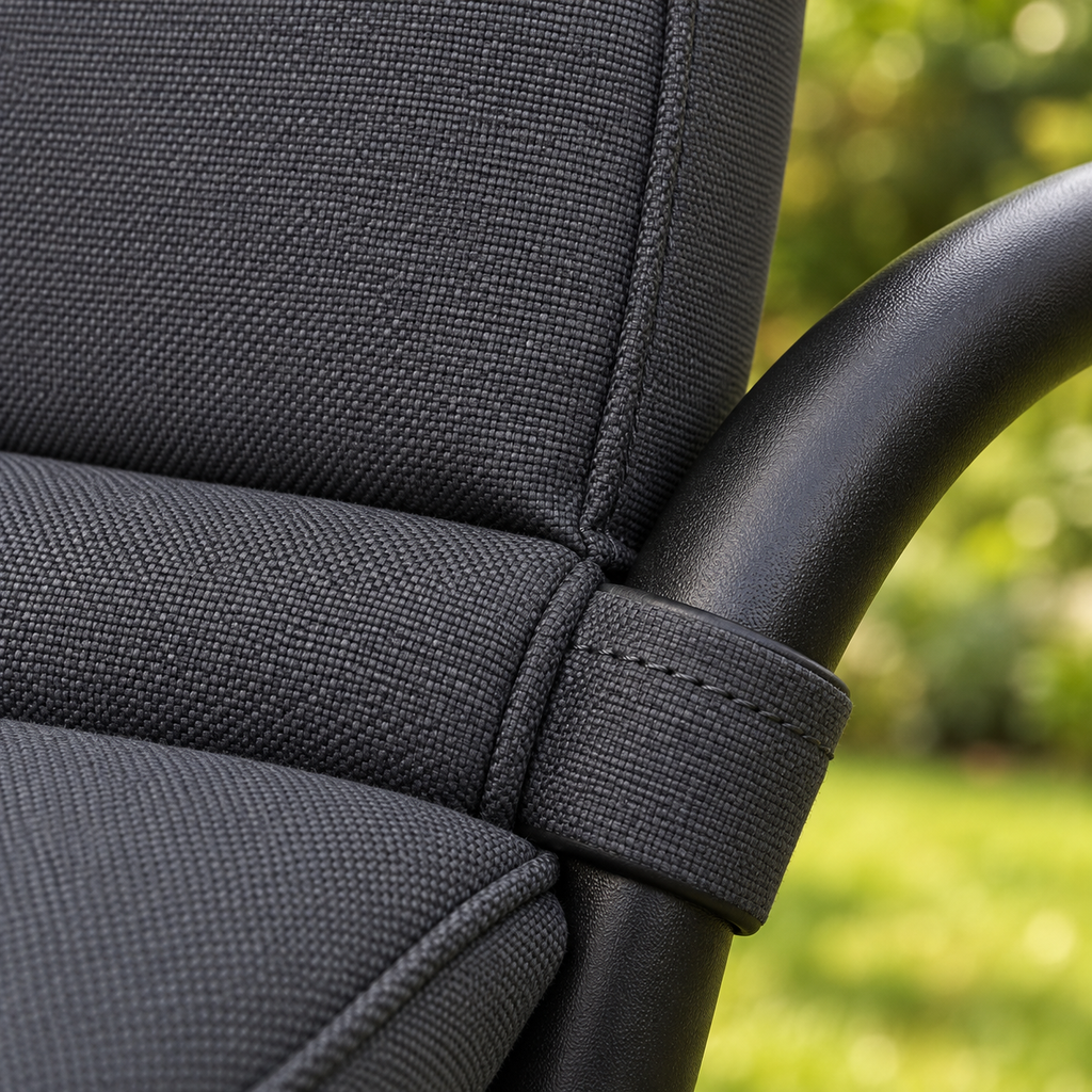 Gros plan sur la texture du tissu Oxford, les coutures et la structure noire du fauteuil suspendu