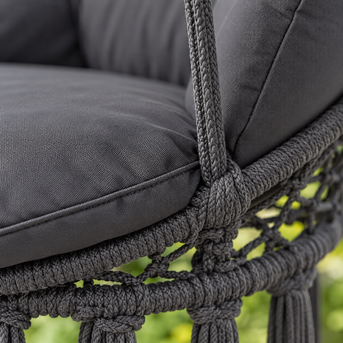 Gros plan sur le tressage anthracite et le coussin du fauteuil suspendu