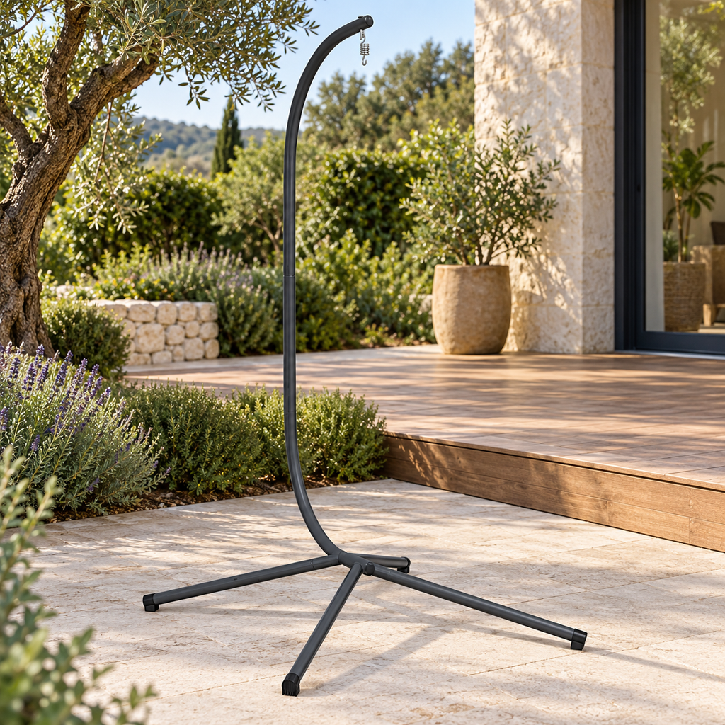 Pied anthracite pour fauteuil œuf sans nacelle, vue de trois quarts dans un jardin