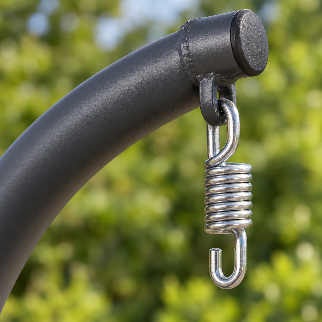 Gros plan sur le ressort et le crochet de suspension du pied anthracite pour fauteuil œuf
