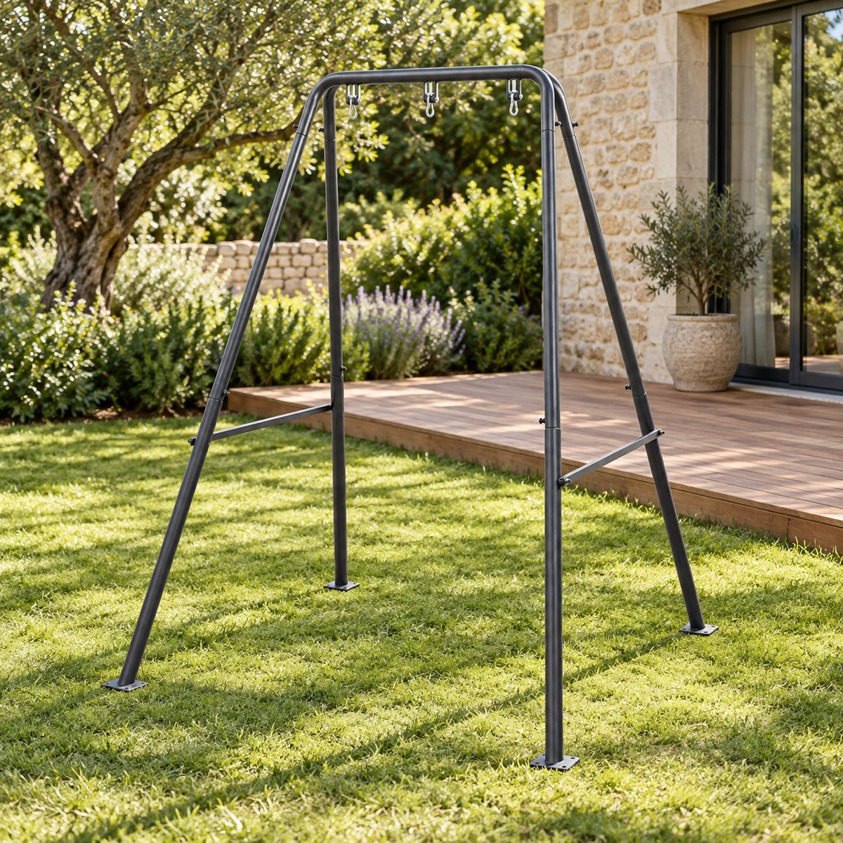 Support en A pour fauteuil suspendu, vue de trois quarts dans un jardin
